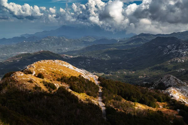 Yüksek Dağı'nda bulutlu gündüz. Güzel doğa manzara