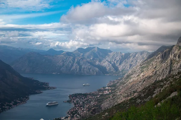 Vacker natur landskap. Kotor bay, Montenegro — Stockfoto