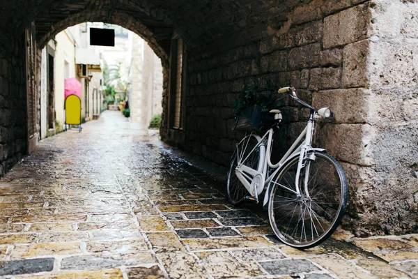 Witte vintage fiets in old town in Budva, Montenegro — Stockfoto