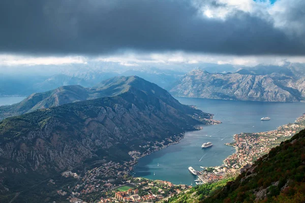 Schöne Natur Berglandschaft. kotor bay, montenegro — Stockfoto