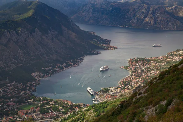 Güzel doğa dağlar manzara. Kotor Körfezi, Karadağ