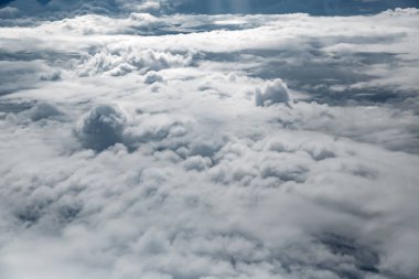 Beyaz bulutlar, hava uçak pencere yukarıda görüntülemek