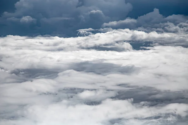 Nubes blancas, vista desde arriba ventana del avión de aire — Foto de Stock