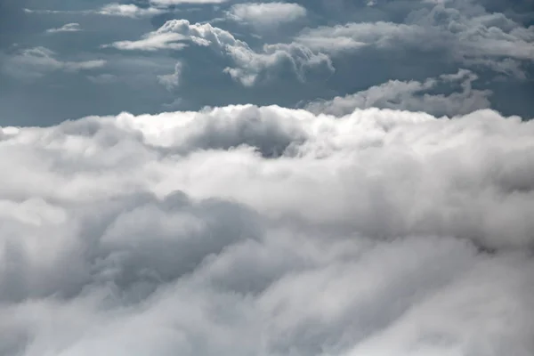 Nubes blancas, vista desde arriba ventana del avión de aire — Foto de Stock