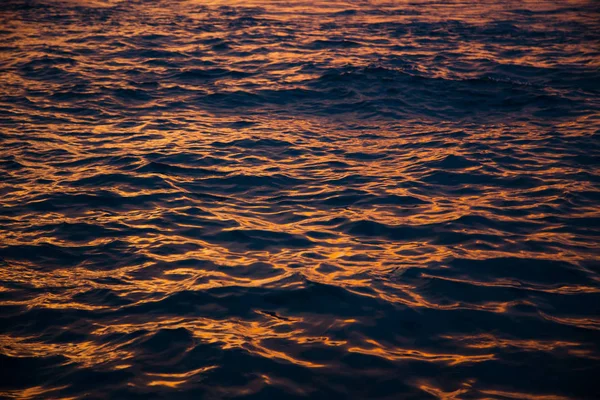 黄金の夕日、海の背景の水の波 — ストック写真