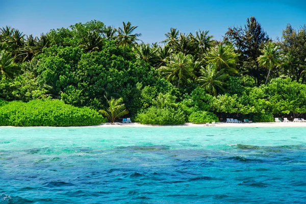 Όμορφο τοπίο τροπικό νησί κατά τη διάρκεια της ημέρας — Φωτογραφία Αρχείου