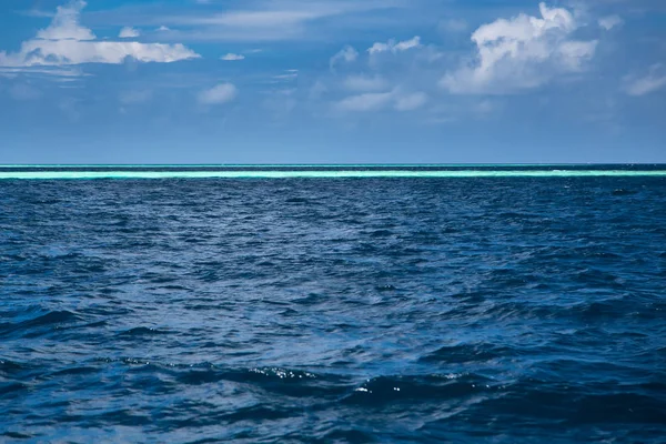 Fondo blu dell'oceano, orizzonte della linea d'acqua. Paesaggio naturale — Foto Stock