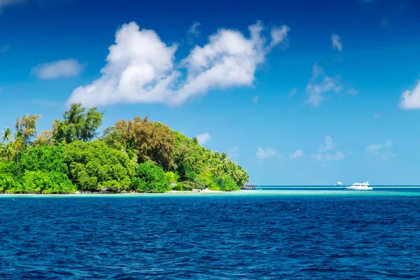 Bellissimo paesaggio naturale dell'isola tropicale di giorno — Foto Stock