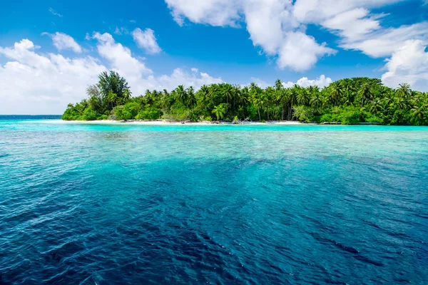 Beau paysage naturel de l'île tropicale pendant la journée — Photo