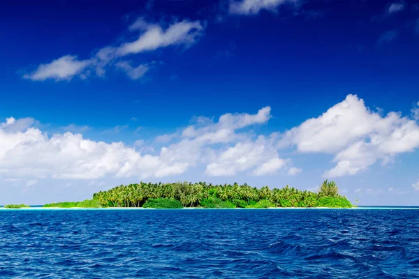 Tropikal Adası'nda gündüz güzel doğa manzara — Stok fotoğraf