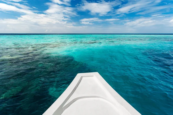 Yacht bianco in mare limpido vicino alla barriera corallina, paesaggio naturale — Foto Stock