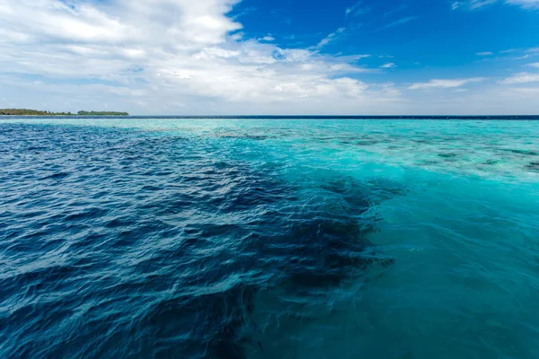Acqua azzurra trasparente con barriera corallina, paesaggio naturale — Foto Stock