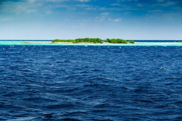 Beautiful nature landscape of tropical island at daytime — Stock Photo, Image