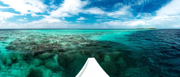 Yacht bianco in mare limpido vicino alla barriera corallina, paesaggio naturale — Foto Stock