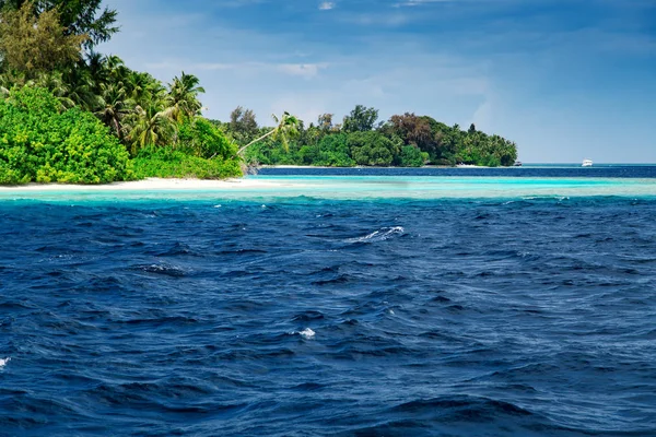 Bellissimo paesaggio naturale dell'isola tropicale di giorno — Foto Stock