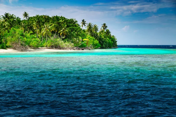 Beau paysage naturel de l'île tropicale pendant la journée — Photo