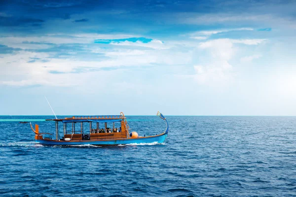 Barco ferry local de madera nadar en el océano — Foto de Stock