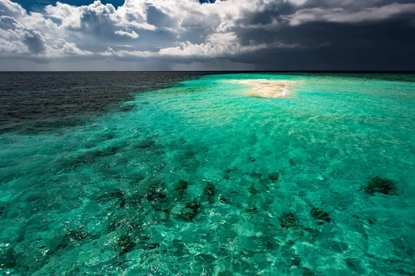 Piccola isola di sabbia vuota nell'oceano, paesaggio naturale — Foto Stock