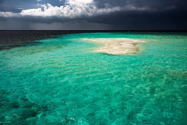 Piccola isola di sabbia vuota nell'oceano, paesaggio naturale — Foto Stock
