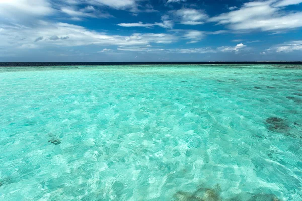 Прозора блакитна вода з кораловим рифом, ландшафт природи — стокове фото
