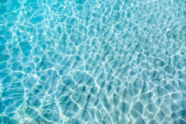砂と青い透明の水背景 — ストック写真