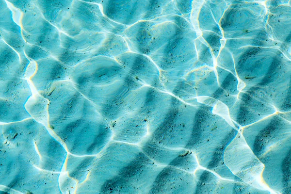 砂と青い透明の水背景 — ストック写真