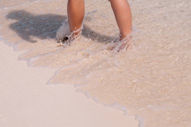 Kadın kum plaj tropikal Adası'nda üzerinde yürüyor