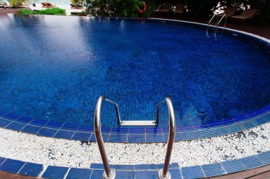 Yüzme havuzunda resort Adası'nda açık havada