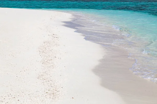 Morbida onda sull'isola di sabbia tropicale — Foto Stock