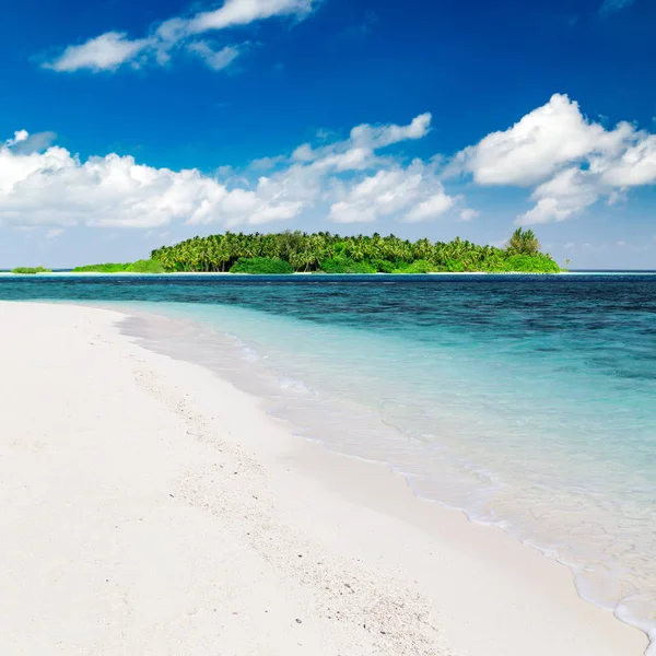 Krásná příroda krajina z tropického ostrova ve dne — Stock fotografie
