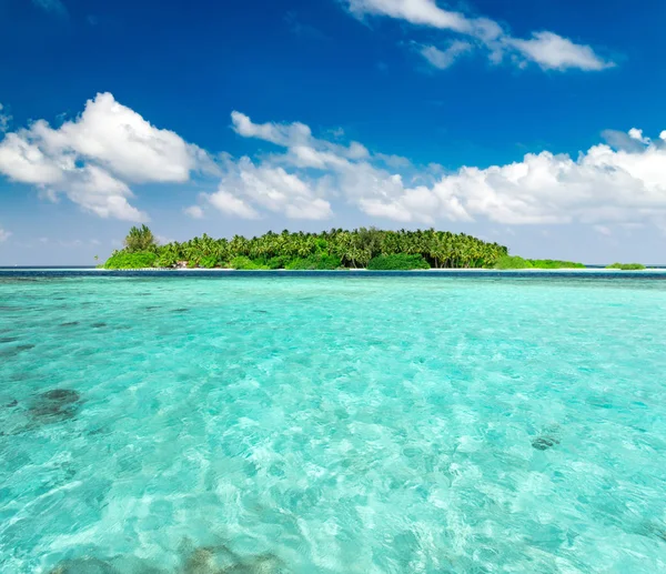 Bellissimo paesaggio naturale dell'isola tropicale di giorno — Foto Stock