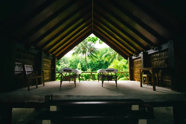 Łóżka spa gotowy do masażu w na zewnątrz tropical island resort — Zdjęcie stockowe