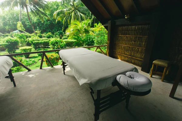 Κρεβάτια σπα έτοιμοι να κάνετε μασάζ στο τροπικό νησί θέρετρο σε εξωτερικούς χώρους — Φωτογραφία Αρχείου