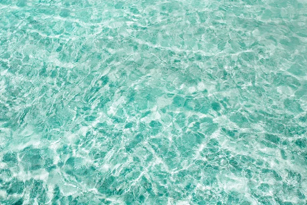 Azul claro fundo de água transparente — Fotografia de Stock