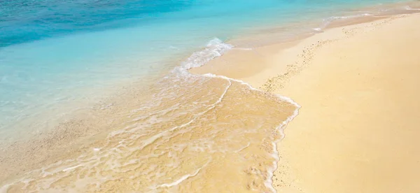 Soft fali na wyspie tropikalnej plaży piasek — Zdjęcie stockowe