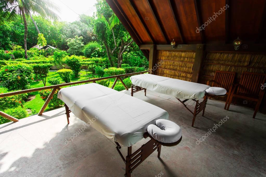 Camas Spa listo para masajes al aire libre tropical island Resort