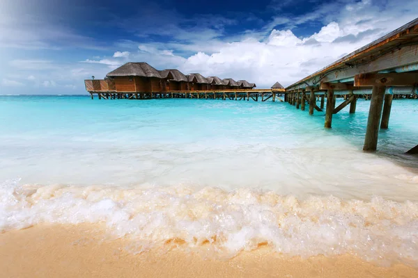 Vodní bungalovy resort na ostrovy. Indický oceán, Maledivy — Stock fotografie