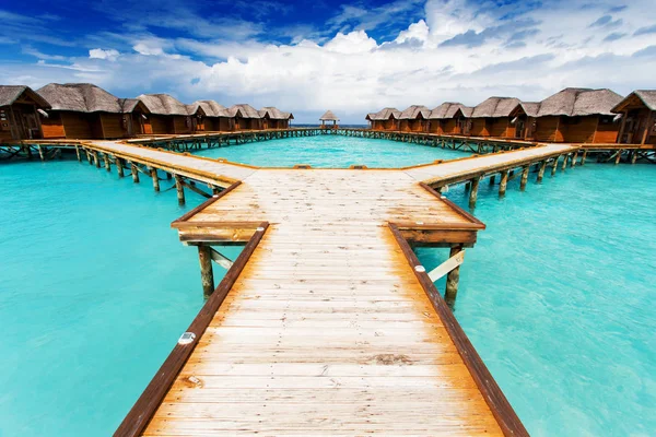 Balneario de bungalows de agua en islas. Océano Índico, Maldivas —  Fotos de Stock