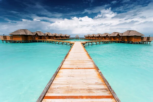 Vatten bungalows resort öarna. Indiska oceanen, Maldiverna — Stockfoto
