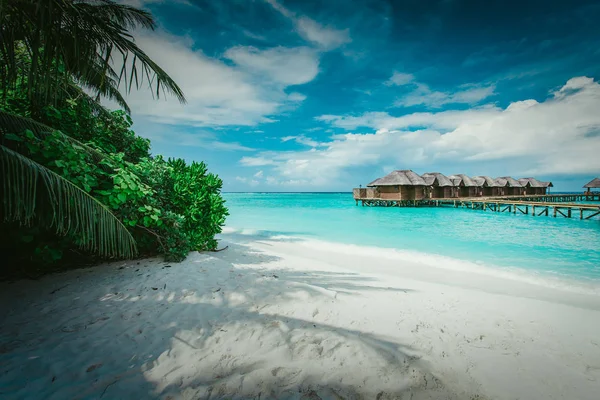 Balneario de bungalows de agua en islas. Océano Índico, Maldivas —  Fotos de Stock