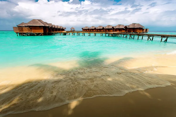 Wasserbungalows befinden sich auf Inseln. Indischer Ozean, Malediven — Stockfoto