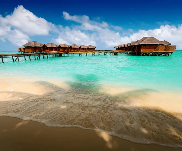 Balneario de bungalows de agua en islas. Océano Índico, Maldivas —  Fotos de Stock