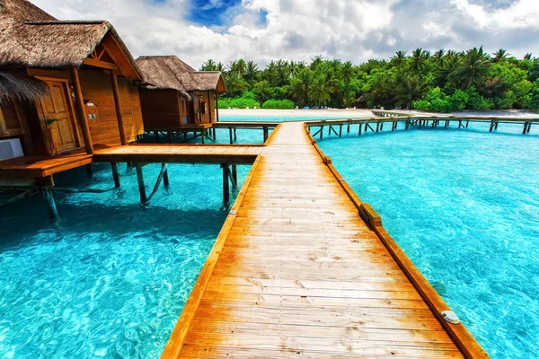 Balneario de bungalows de agua en islas. Océano Índico, Maldivas — Foto de Stock