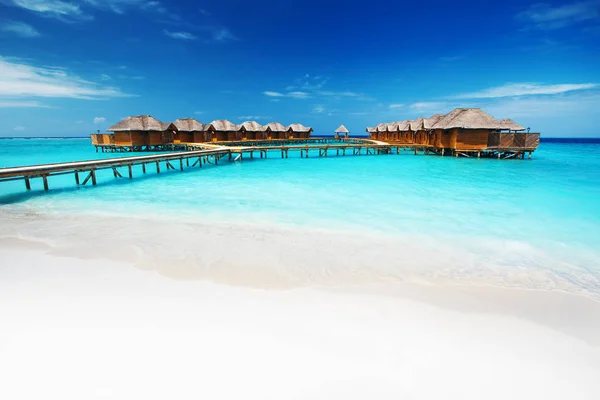 Balneario de bungalows de agua en islas. Océano Índico, Maldivas —  Fotos de Stock