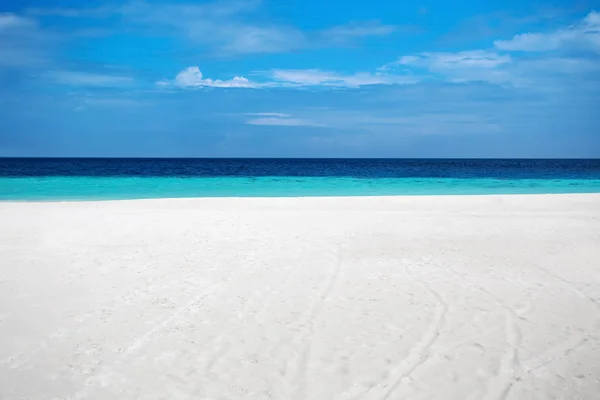 Bella spiaggia di sabbia tropicale isola — Foto Stock