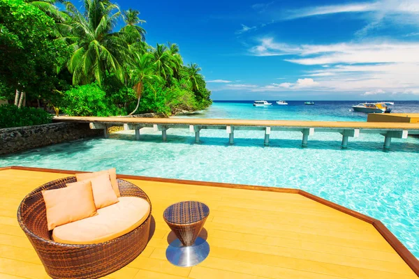 Wooden pier at tropical island resort — Stock Photo, Image