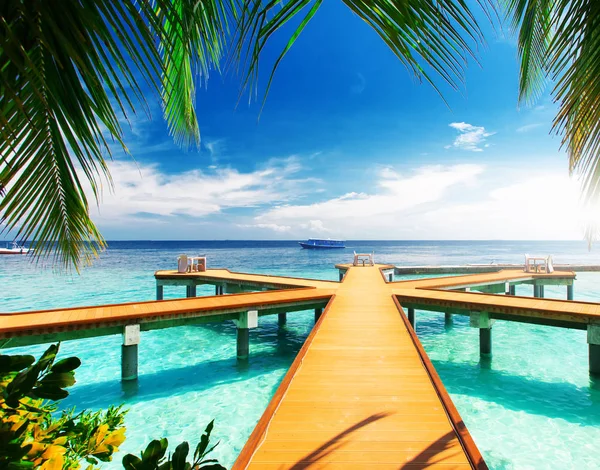 Wooden pier at tropical island resort — Stock Photo, Image