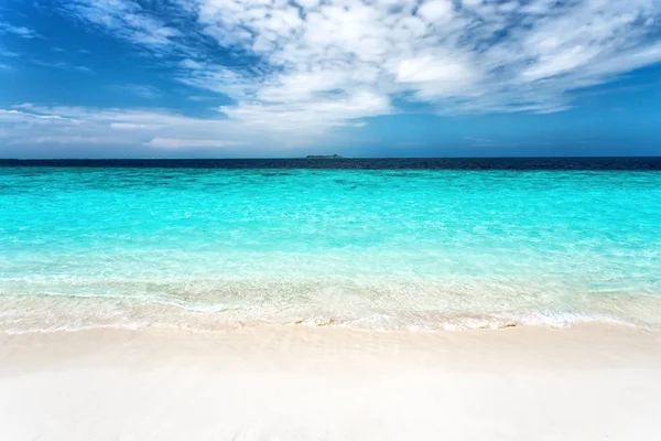 Morbida onda sull'isola di sabbia tropicale — Foto Stock