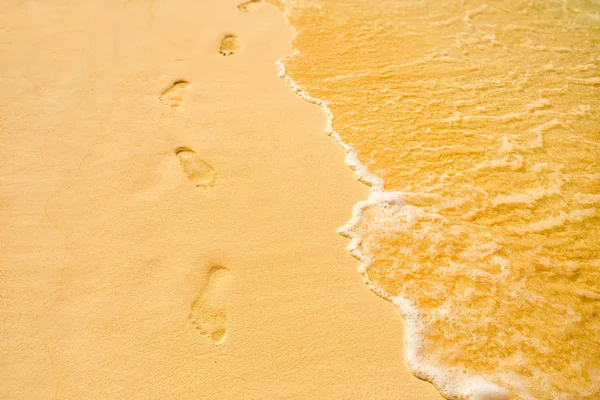 Impronte sulla spiaggia tropicale — Foto Stock