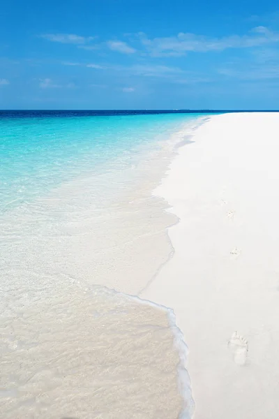 열 대 모래 해변 섬에 부드러운 웨이브 — 스톡 사진